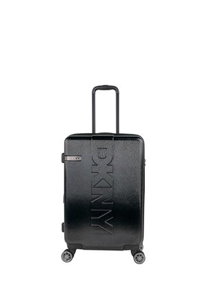 Maleta rígida negra con acabado texturizado, con logo en relieve "DKNY", asa retráctil y cuatro ruedas giratorias.
