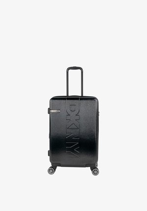 Maleta rígida negra con acabado texturizado, con logo en relieve "DKNY", asa retráctil y cuatro ruedas giratorias.