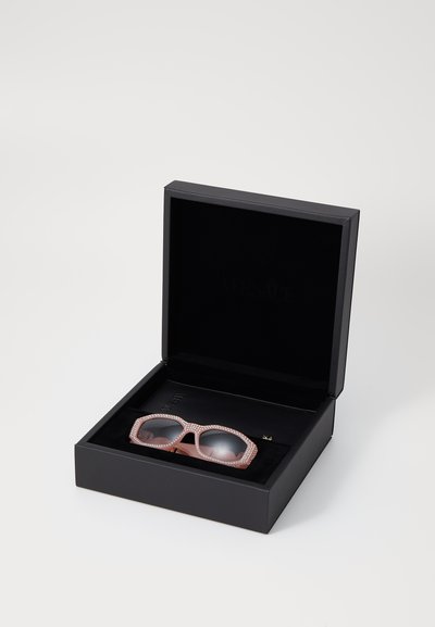 Óculos de sol Versace com uma armação rosa, lentes redondas e embellizados com strass, apresentados numa caixa preta com interior de veludo.