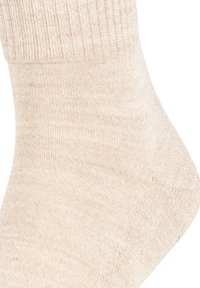 Meia de algodão bege com punho canelado e textura suave, apresentando um ligeiro brilho e construção sem costura na ponta.