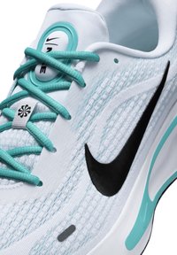 Nike Performance JOURNEY RUN - Zapatillas running asfalto - white dusty cactus pure platinum black