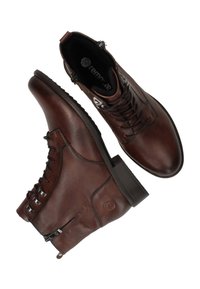 Stivaletti in pelle marrone fino alla caviglia, con punta arrotondata, lacci anteriore, zip laterale e superficie texture. Presentano un tacco robusto e squadrato.