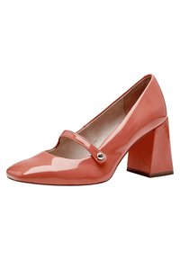 Pompe en cuir verni corail avec un bout pointu, un large talon carré et une sangle ornée d'un bouton décoratif. Texture lisse et finition brillante.