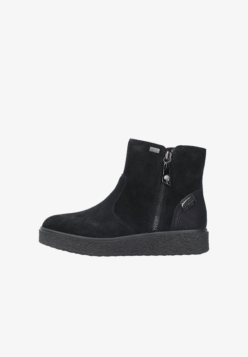 Bottines noires en daim doux avec une semelle en caoutchouc texturée. Comprend des fermetures éclair latérales et un accent lisse sur le talon.