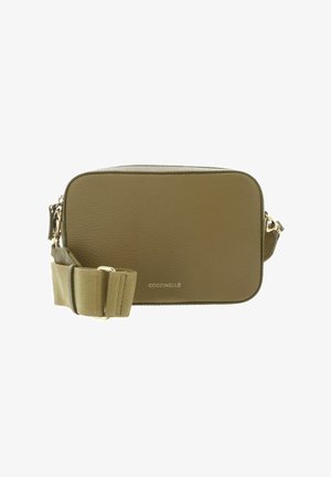 Rechthoekige crossbodytas in olijfgroen leer met verstelbare brede stoffen riem en goudkleurige metalen accenten, vooraan met het merk "Coccinelle".