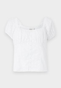 Blouse blanche avec un décolleté carré, des manches bouffantes élastiquées et des fermetures à boutons. Présente une texture dbroderie florale et une coupe ajustée.