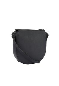 Borsa a tracolla in pelle nera con finitura testurizzata, forma arrotondata, chiusura con zip e tracolla regolabile. Presenta accenti hardware minimi.