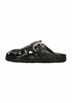 Sandalia de piel negra deslizante con diseño recortado, correa ajustable y detalle de hebilla plateada. Suela negra acolchada para mayor comodidad.