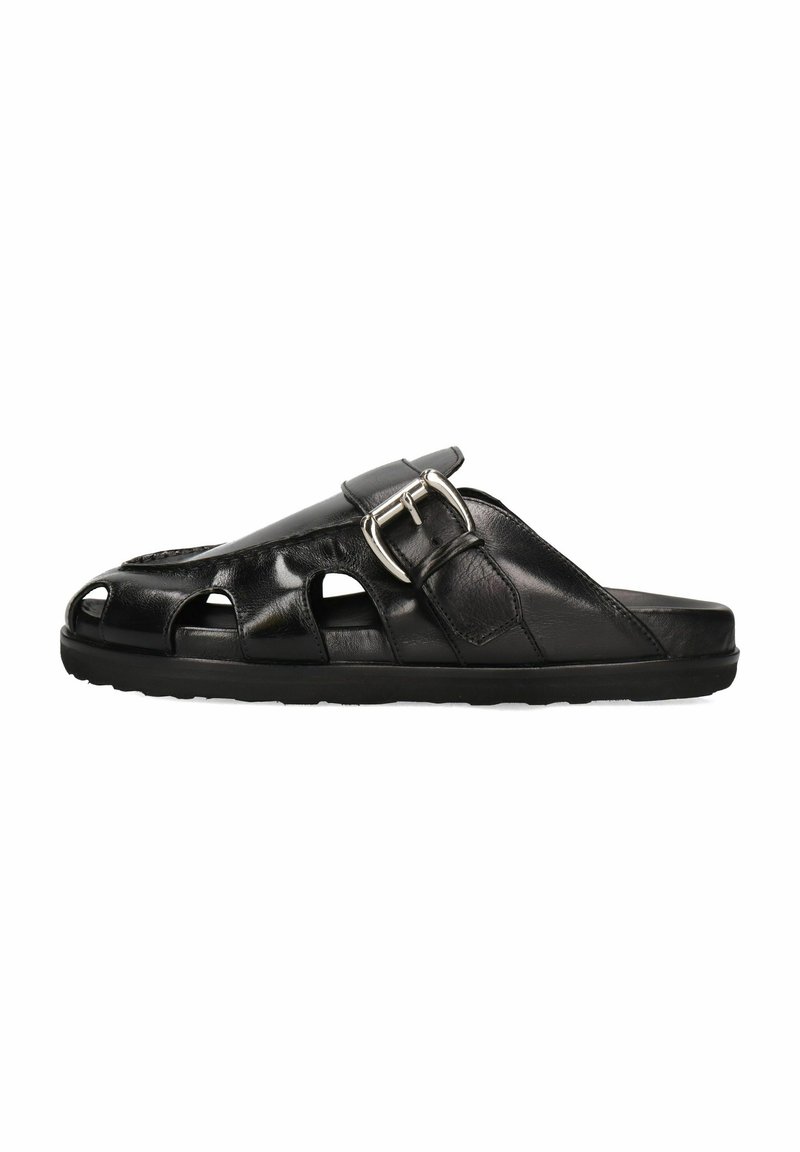 Infradito in pelle nera con design a ritaglio, cinturino regolabile e dettaglio in fibbia argento. Suola nera imbottita per il comfort.