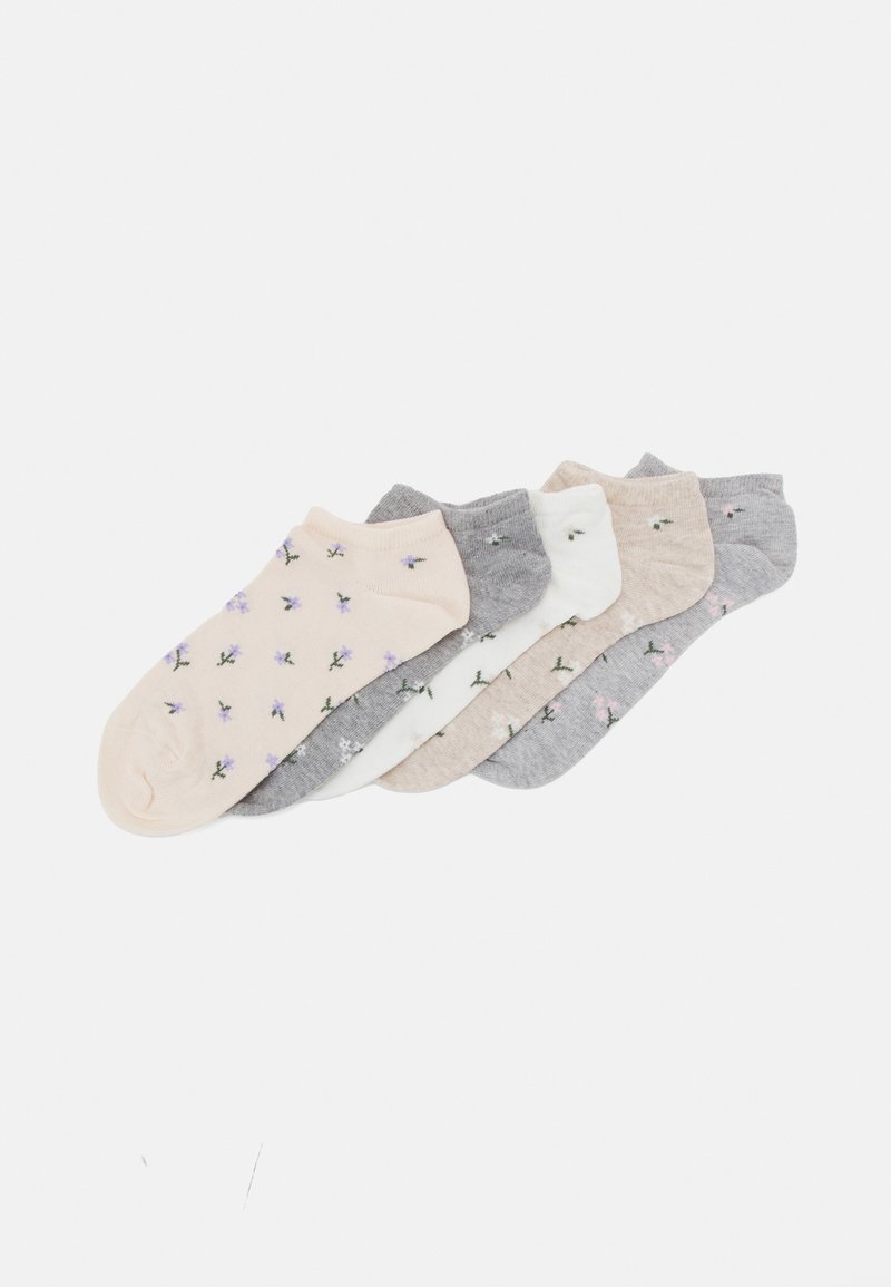 Conjunto de cinco pares de meias de tornozelo em cores pastel claras: bege, branco e cinza, cada uma com padrões florais e uma textura suave e canelada.