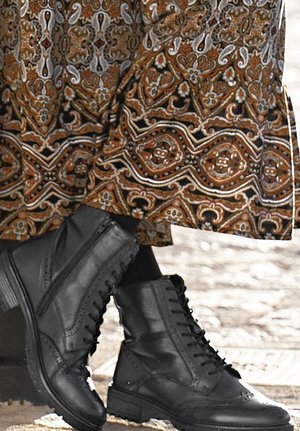LASCANA, Schnürstiefelette - schwarz-shiny