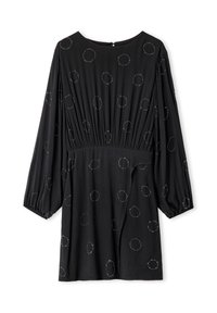 Schwarzes Kleid mit langen Puffärmel, Rundhalsausschnitt und gerafftem Bund. Verfügt über metallische Kreisverzierungen und eine glatte Stofftextur.