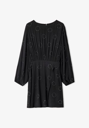 Schwarzes Kleid mit langen Puffärmel, Rundhalsausschnitt und gerafftem Bund. Verfügt über metallische Kreisverzierungen und eine glatte Stofftextur.