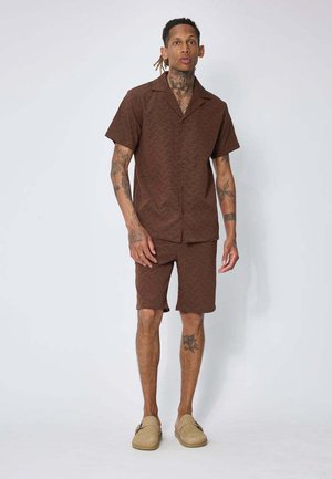 FRILIVIN ENSEMBLE CHEMISE SHORT CASUAL - Pantalon de survêtement - marron