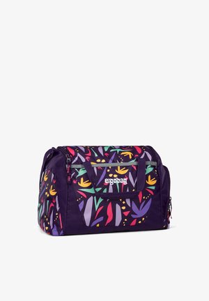 Lila Dufflebag mit bunten Blumenmustern, ausgestattet mit einer Fronttasche, zwei Griffen und einem Reißverschluss. Hergestellt aus strapazierfähigem Stoff.
