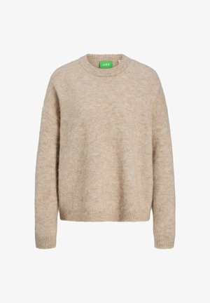 Beżowy sweter dziany z okrągłym dekoltem, ściągaczami przy mankietach i u dołu. Miękka faktura i luźny krój. Zielona metka widoczna na szyi.