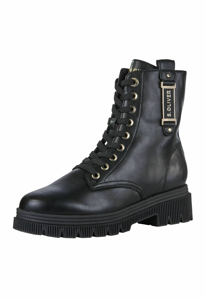 Schwarze Lederstiefelette mit Schnürung an der Vorderseite, goldenen Ösen und einem seitlichen Schnallenakzent. Besitzt eine dicke, gerippte schwarze Gummisohle.