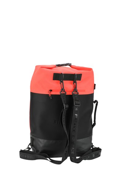 Schwarzer und neonorangefarbener wasserdichter Rucksack mit verstellbaren Trägern, einem Rolltop-Verschluss und Logo-Schriftzug auf den Riemen; strapazierfähiges Material.