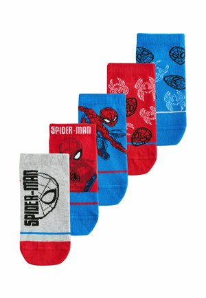 Fem par farverige børnestrømper med Spider-Man-ansigter, logoer og netmønstre i røde, blå, grå og sorte farver.
