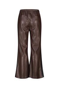Pantalons en cuir brun évasés avec une taille élastique, deux poches arrière et des accents de panneaux latéraux noirs. Texture lisse avec une finition polie.