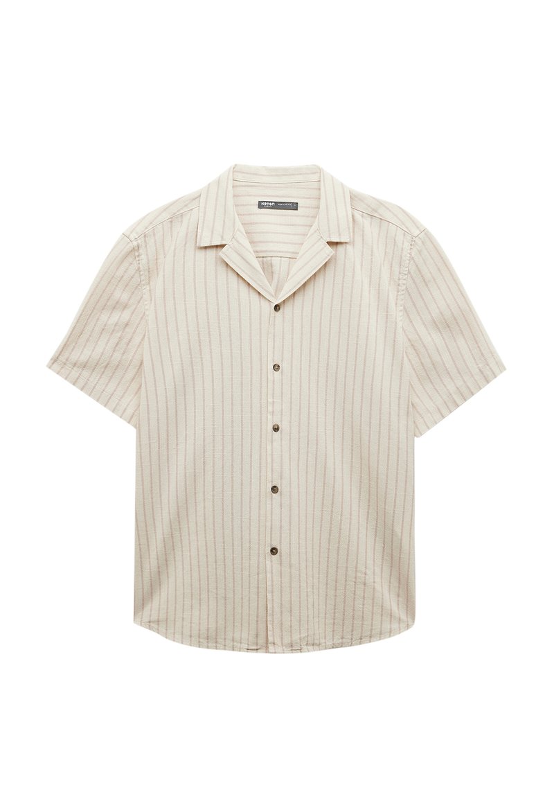 Camisa de manga corta, con botones, en color beige claro con finas rayas verticales. Textura suave, cuello con muesca, cinco botones marrones en la parte delantera.