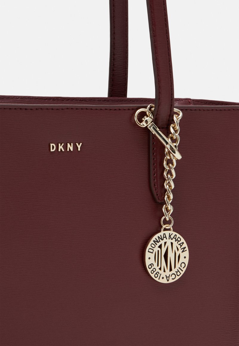 Damen Handtaschen | DKNY BRYANT TOTE Handtasche aged wine/bordeaux - PI49218 Damen Handtaschen | DKNY BRYANT TOTE Handtasche aged wine/bordeaux - PI49218