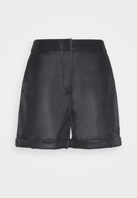Czarne szorty z ekologicznej skóry o gładkiej fakturze, z podwiniętym brzegiem, przednimi kieszeniami i płaskim pasem. Krój dopasowany.