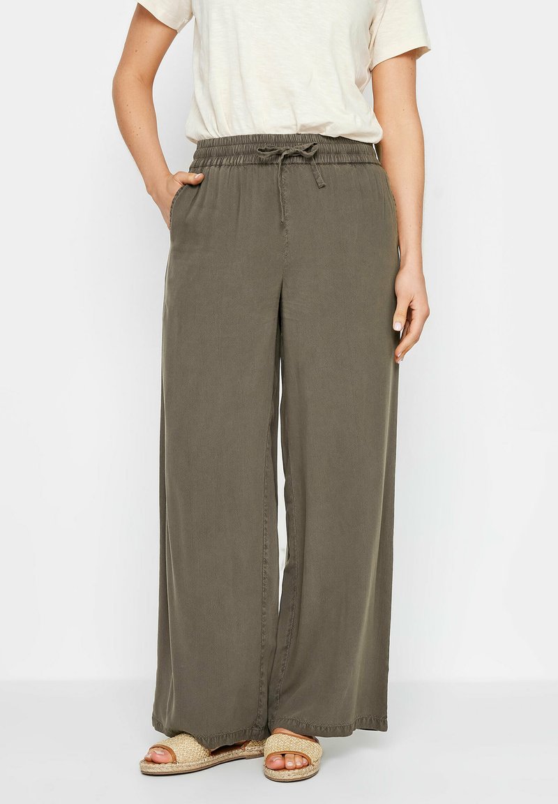 Pantaloni a gamba larga verde oliva con vita elastica e cordoncino. Tessuto leggero, dotati di tasche laterali e una vestibilità ampia.