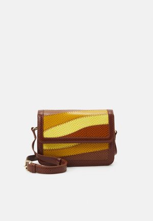 Bolso de mano de cuero marrón con un patrón tejido en amarillo y naranja, que cuenta con un cierre de solapa y una correa ajustable para uso cruzado.