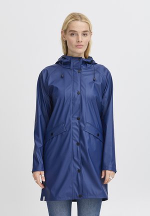 Impermeabile blu navy con cappuccio, bottoni a pressione e due tasche frontali, caratterizzato da una texture liscia e lucida e maniche lunghe.