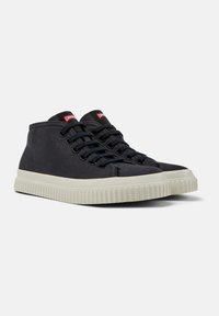 Tumed hallid kõrged sneakerid kangast, millel on valged kummist tallad. Mustad paelad ja punane logo keeles. Tekstuuriga ülemine pind.