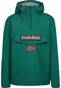 Grøn pullover-jakke med hætte, der har en forlommelomme, et mærke og en norsk flag-accent. Glat, letvægtsmateriale.