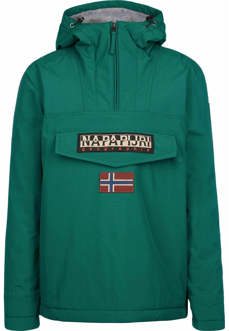 Grøn pullover-jakke med hætte, der har en forlommelomme, et mærke og en norsk flag-accent. Glat, letvægtsmateriale.
