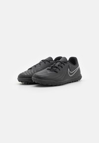 Scarpe da ginnastica nere con un design testurizzato, dotate di una chiusura con lacci, una suola in gomma solida e un logo Swoosh bianco sul lato.