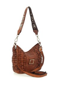 Borsa a tracolla in pelle intrecciata marrone con forma curva, tracolla decorativa con accenti e motivi argentati e una piccola targhetta con logo sul lato.