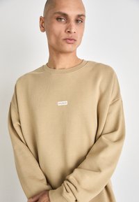 HUGO NAVIU - Melegítőfelső - medium beige