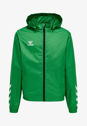 Grüne, leichte Jacke mit Kapuze, Frontreißverschluss und schwarzen Akzenten. Sie verfügt über weiße Chevronstreifen an den Ärmeln und ein Logo auf der Brust.
