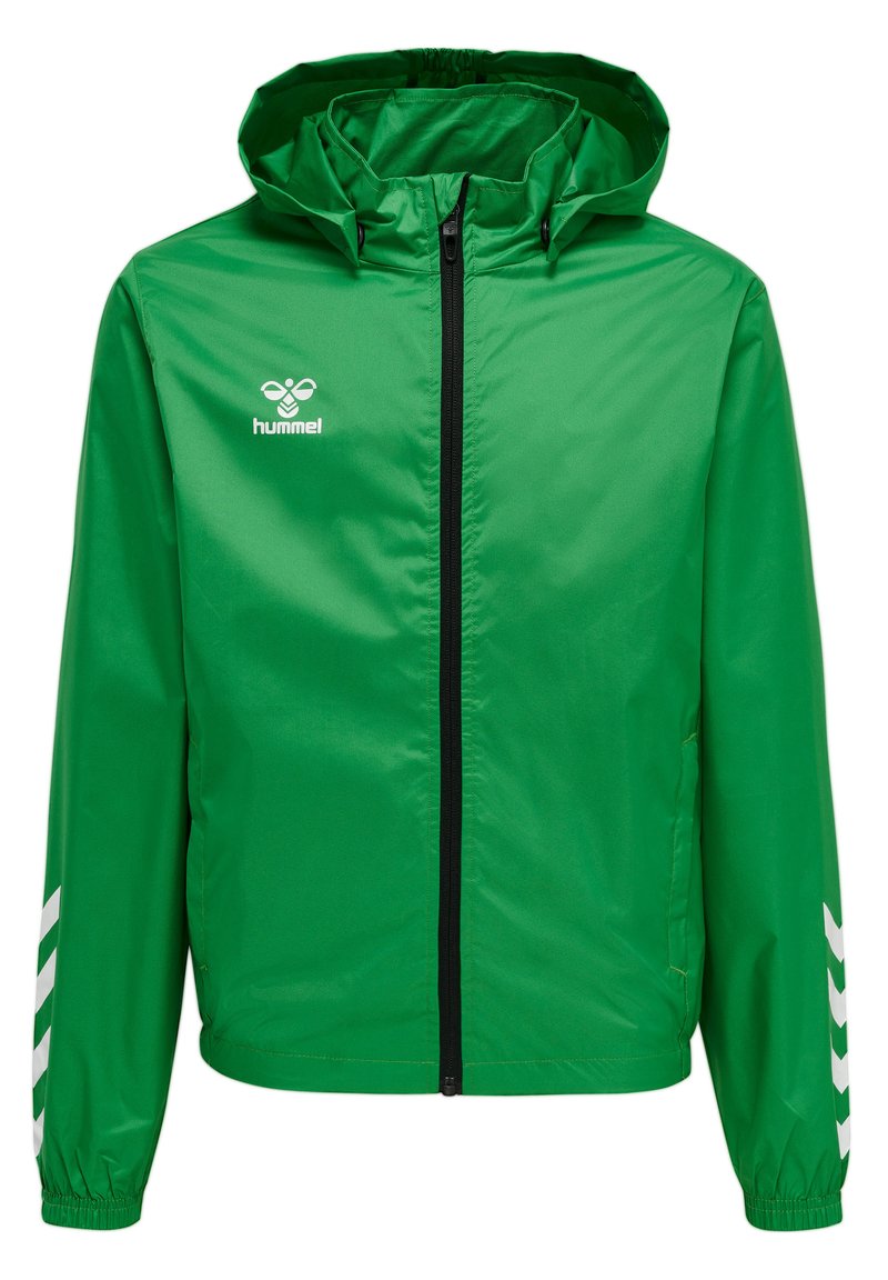 Veste légère verte avec capuche, fermeture éclair à l'avant et accents noirs. Présente des rayures en chevron blanches sur les manches et un logo sur la poitrine.