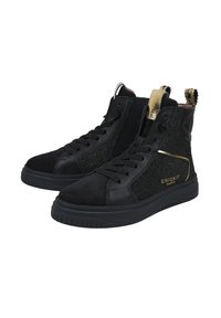 Schwarze High-Top-Sneaker aus einer Mischung von matten und glitzernden Materialien, goldenen Akzenten und einer strukturierten Sohle. Mit einem gepolsterten Schaft und Schnürung.