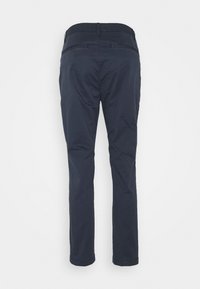 Pantalon bleu marine droit vu de dos, avec deux poches passepoilées et une ceinture ajustée.