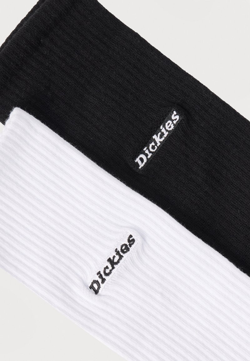 Zwart-witte geribbelde sokken met het "Dickies"-logo in contrasterende kleuren geborduurd vlak bij de bovenkant van de boord.