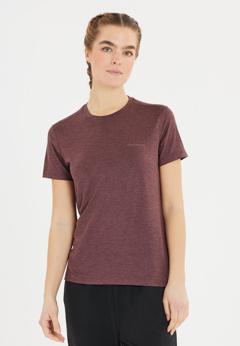 Kurzärmeliges, kastanienbraunes T-Shirt aus weichem, leichtem Stoff. Verfügt über einen Rundhalsausschnitt und ein dezentes "ENDURANCE"-Logo in der Nähe der Brust.