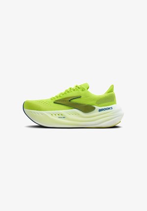 Neonowo zielone buty biegowe z lekką siateczkową cholewką, aerodynamicznym kształtem, grubą białą podeszwą oraz niebieskimi akcentami na logo marki i detalach.