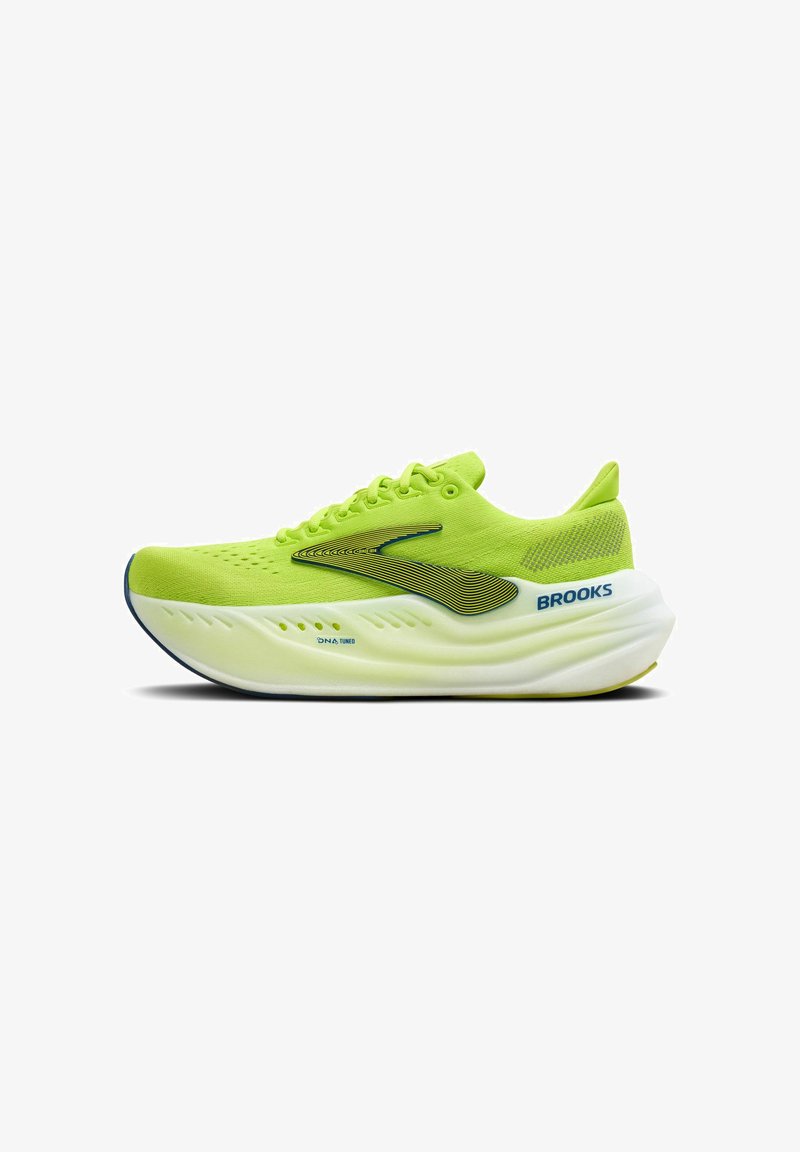 Scarpa da corsa verde neon con una tomaia in rete leggera, design snello, suola bianca spessa e accenti blu sul logo del marchio e nei dettagli.