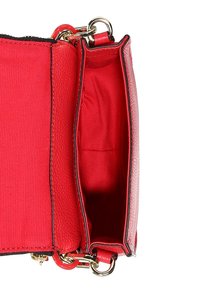 Röd läderhandväska med en texturerad utsida och en slät insida. Guldaccent och dubbla fack är synliga.