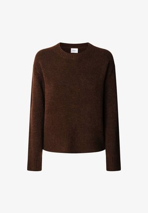Hnědý pletený svetr s kulatým výstřihem, dlouhými rukávy a žebrovanými manžetami. Měkká textura a volný střih.