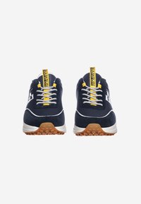 Sneaker blu navy con una combinazione di tomaia in suede e tessuto, dettagli gialli sui lacci e sulle etichette, e suola in gomma testurizzata.