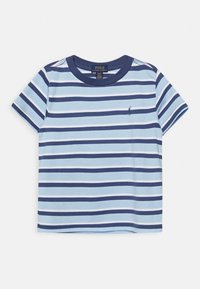 T-shirt in cotone a righe con strisce orizzontali blu chiaro e blu scuro, colletto a coste blu navy e piccolo logo sul lato sinistro del petto.