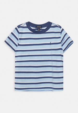 Gestreept katoenen T-shirt met lichtblauwe en donkerblauwe horizontale strepen, geribde marineblauwe kraag en een klein logo op de linkerborst.