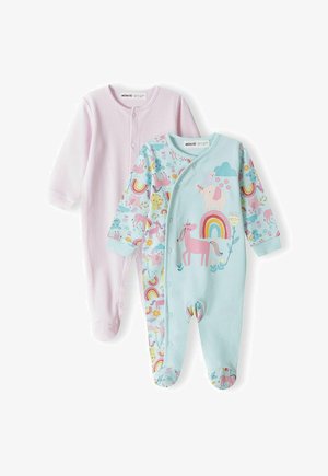 Zwei Babystrampler: einer in hellrosa mit dezenten Streifen, der andere in Aqua mit bunten Tier- und Regenbogenmotiven. Beide verfügen über Druckknöpfe.